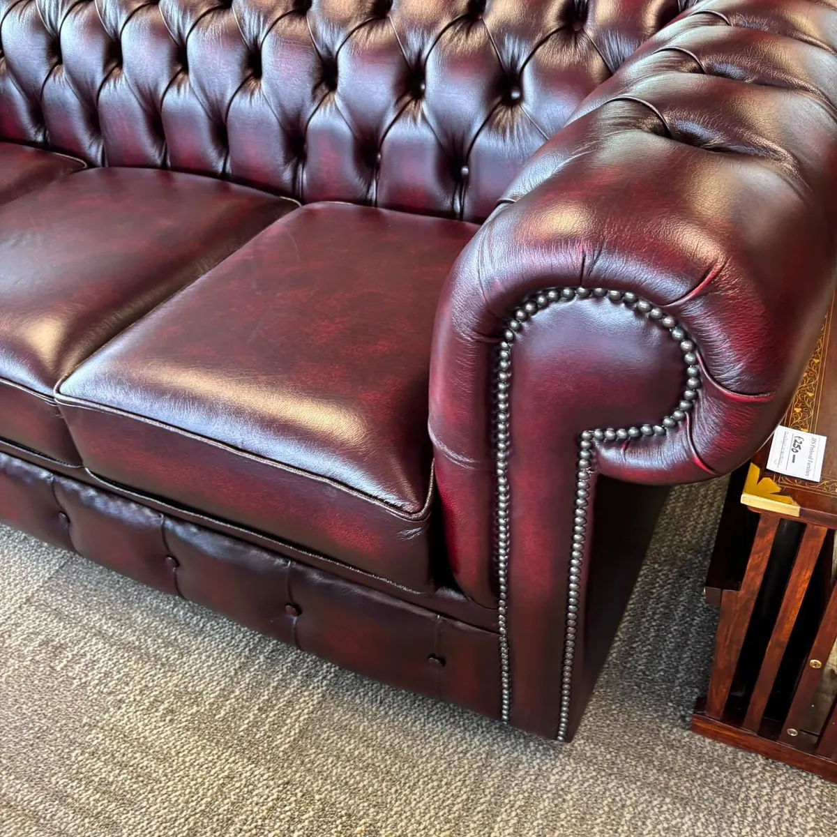 Chesterfield roll back 3 seater couch - Image 2