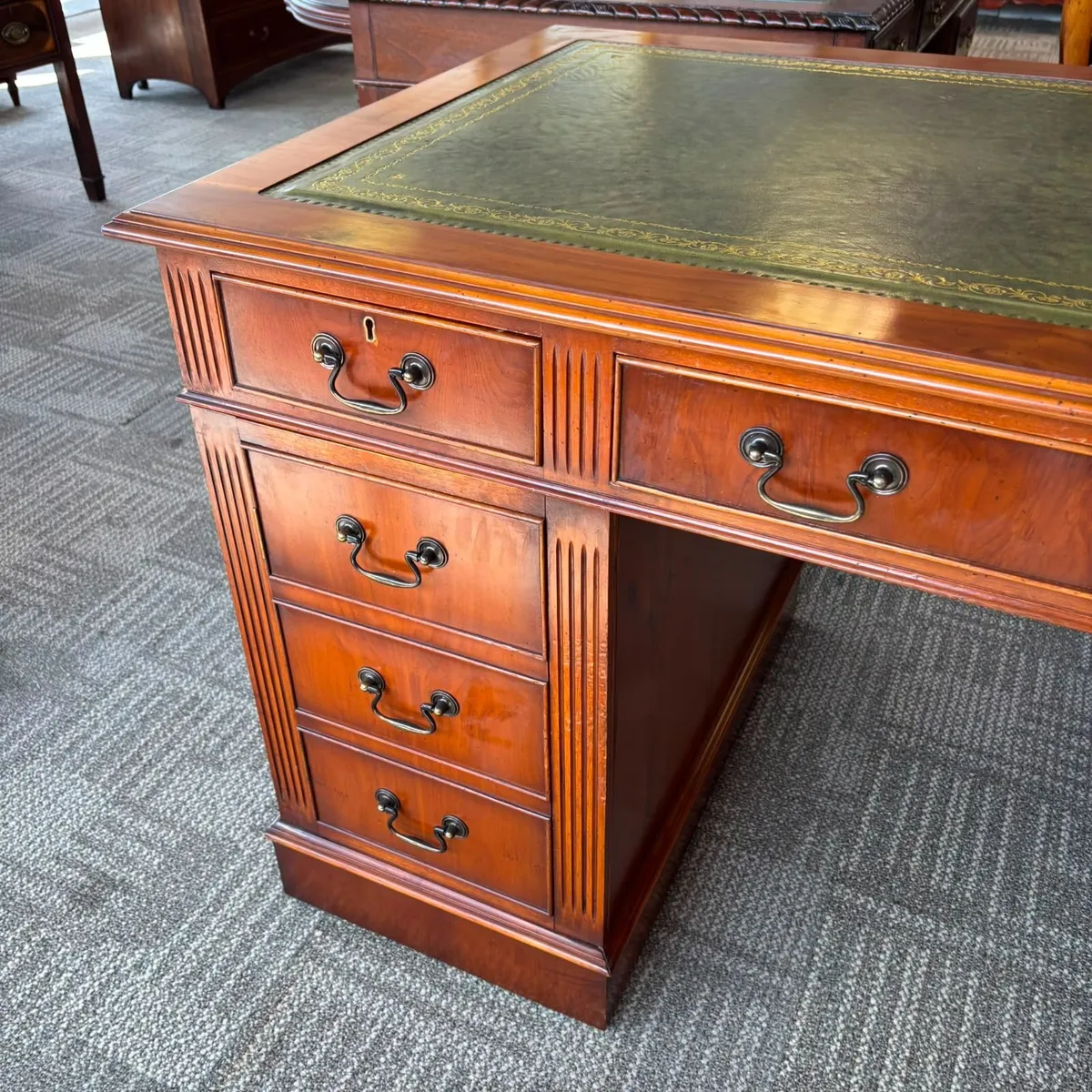 Fabulous mahogany green leather top twin pedestal - Image 4