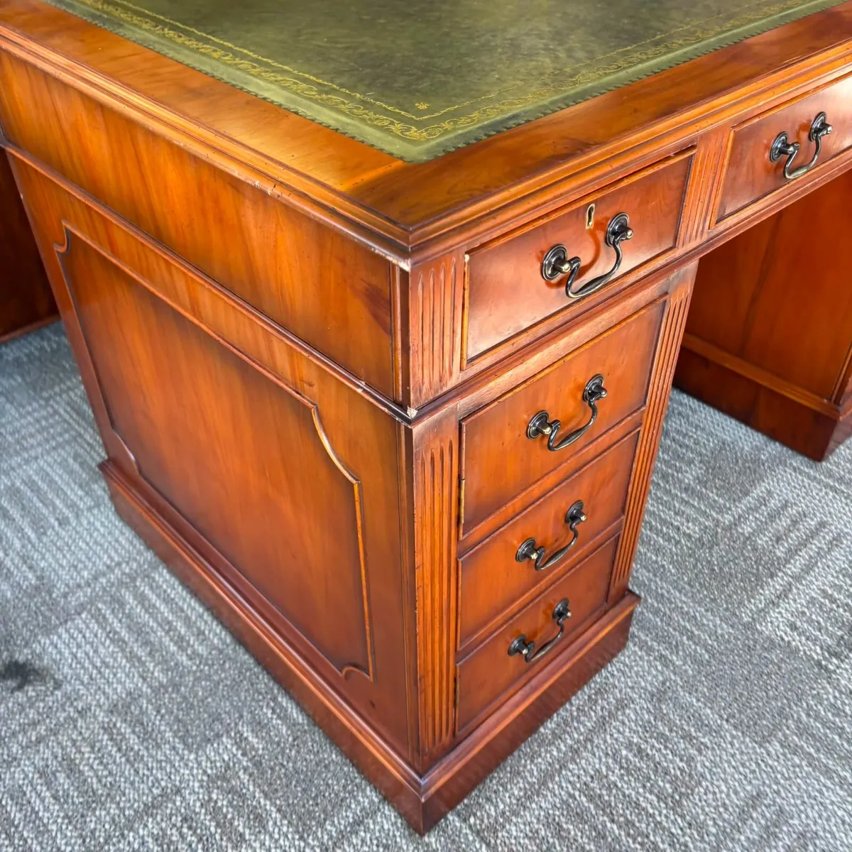 Fabulous mahogany green leather top twin pedestal - Image 2