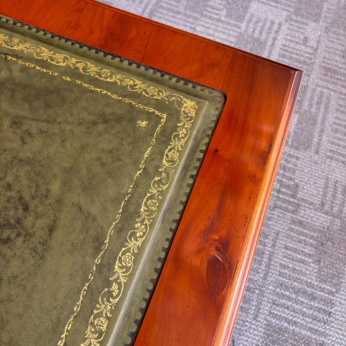 Fabulous mahogany green leather top twin pedestal - Image 3
