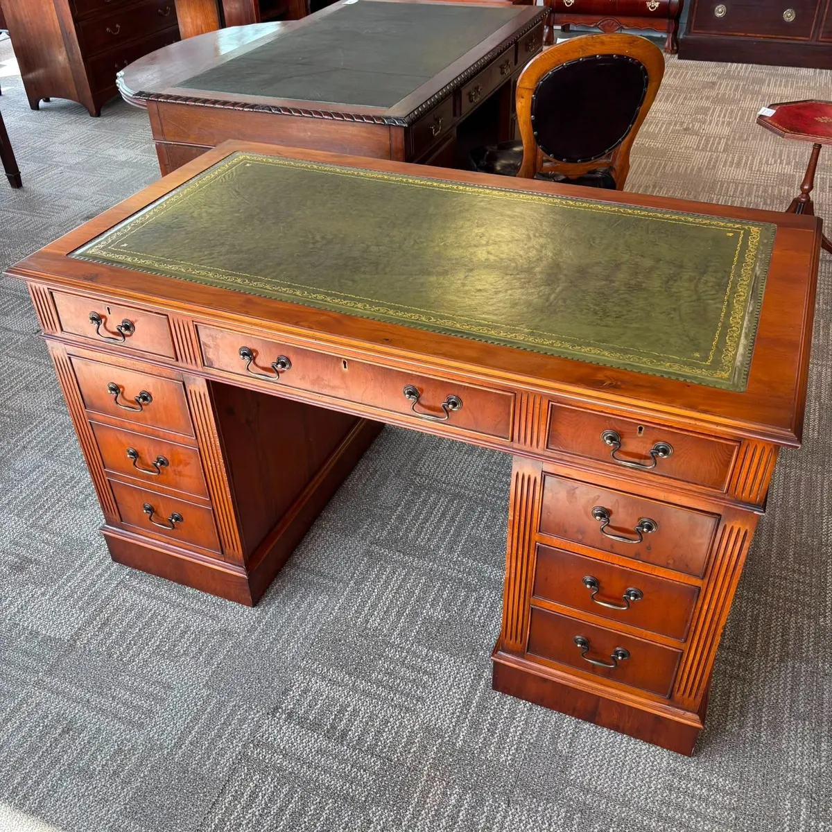 Fabulous mahogany green leather top twin pedestal - Image 1