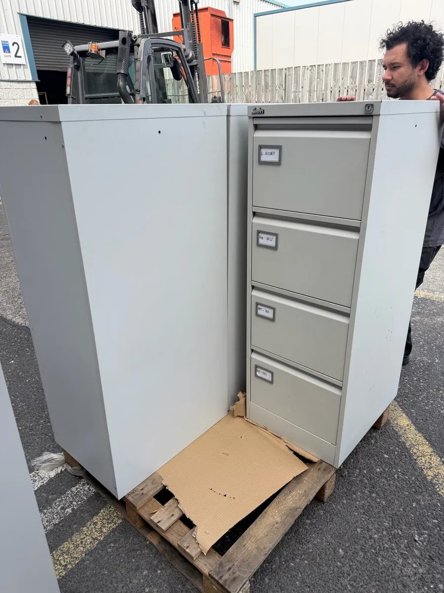 Four drawer filing cabinets - Image 3