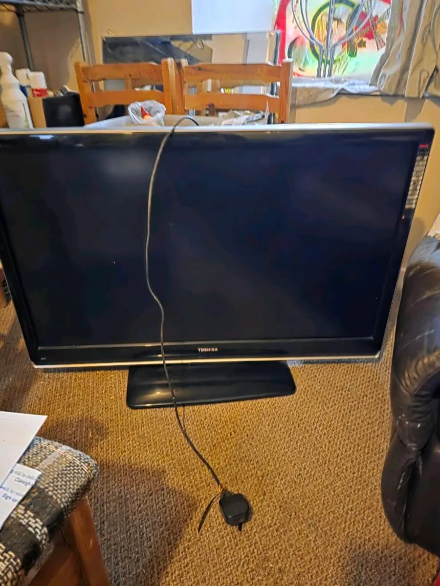 42" toshiba tv - Image 1