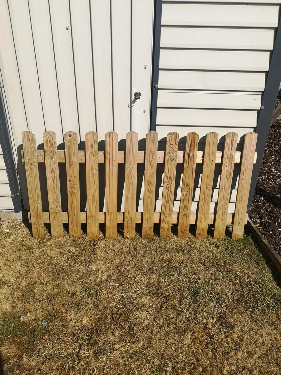 Timber fence 1.8 x .9 - Image 1