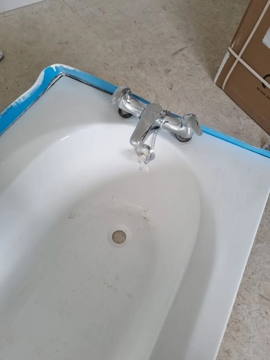 Bath tub with mixer - Image 1