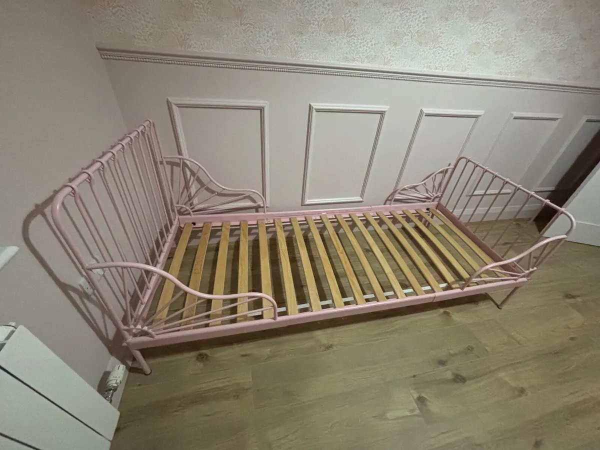 Extendable kids bed and mattress - Image 2