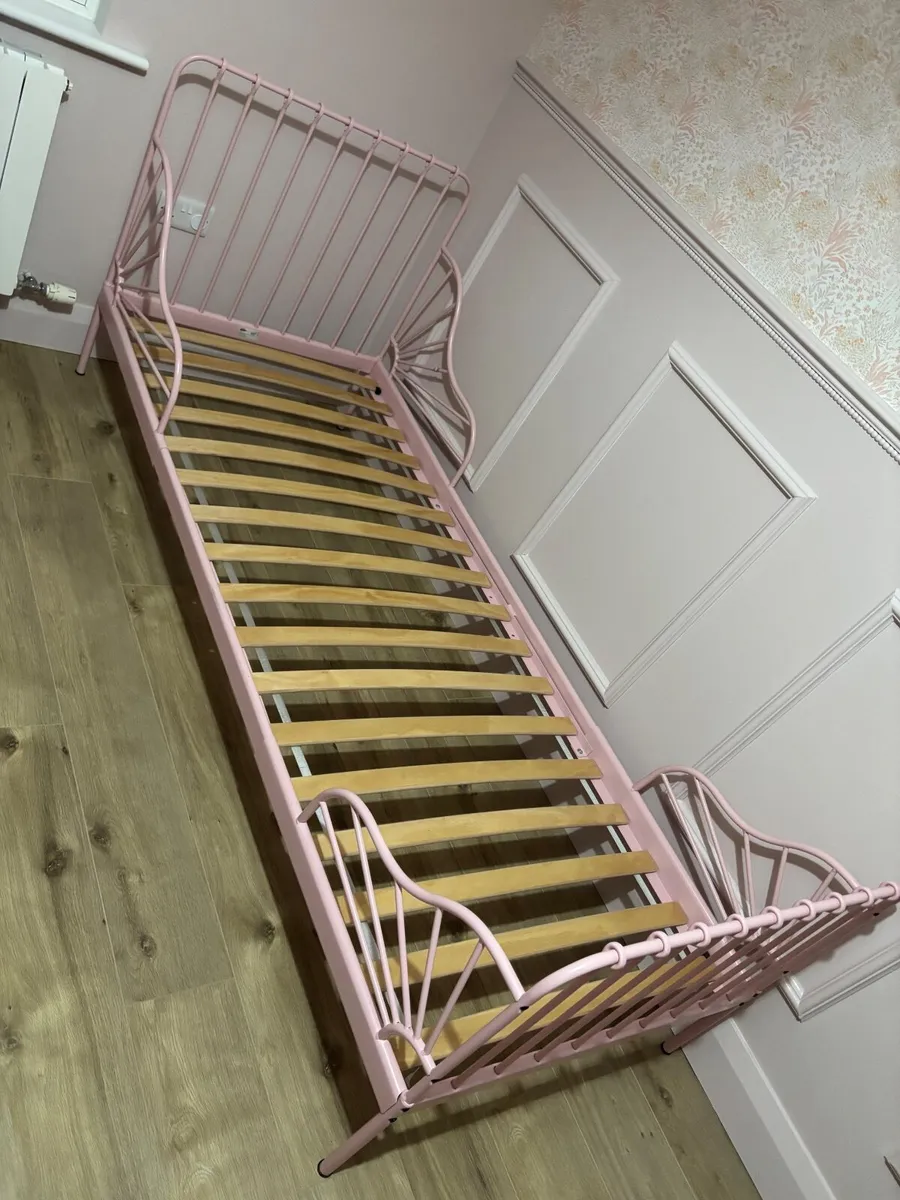Extendable kids bed and mattress - Image 1