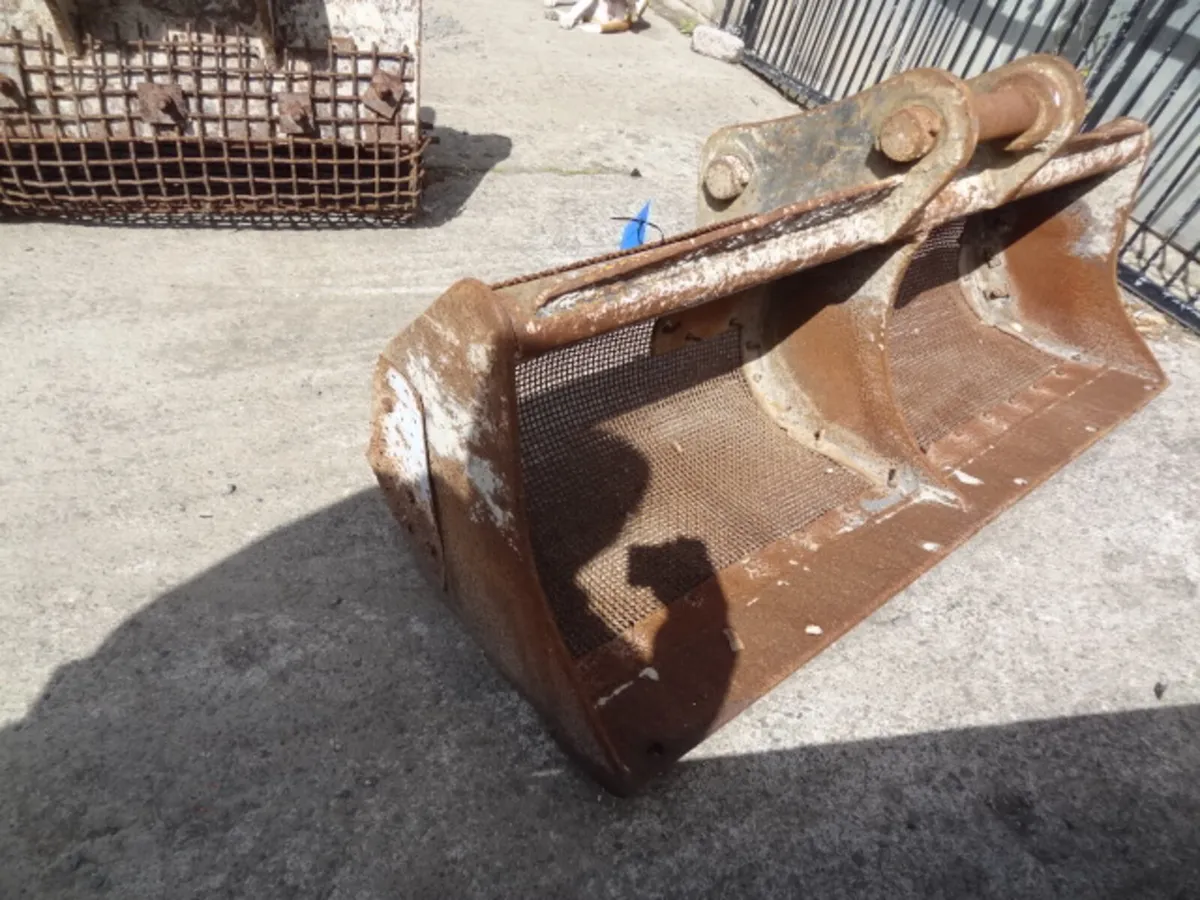 Selection of Digger Buckets Riddle and shuck - Image 2