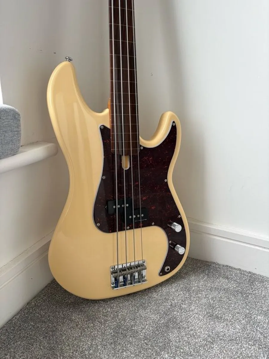 Marcus Miller P5 Fretless - Image 1