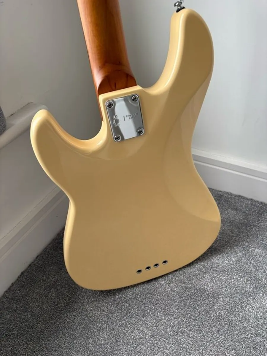 Marcus Miller P5 Fretless - Image 2
