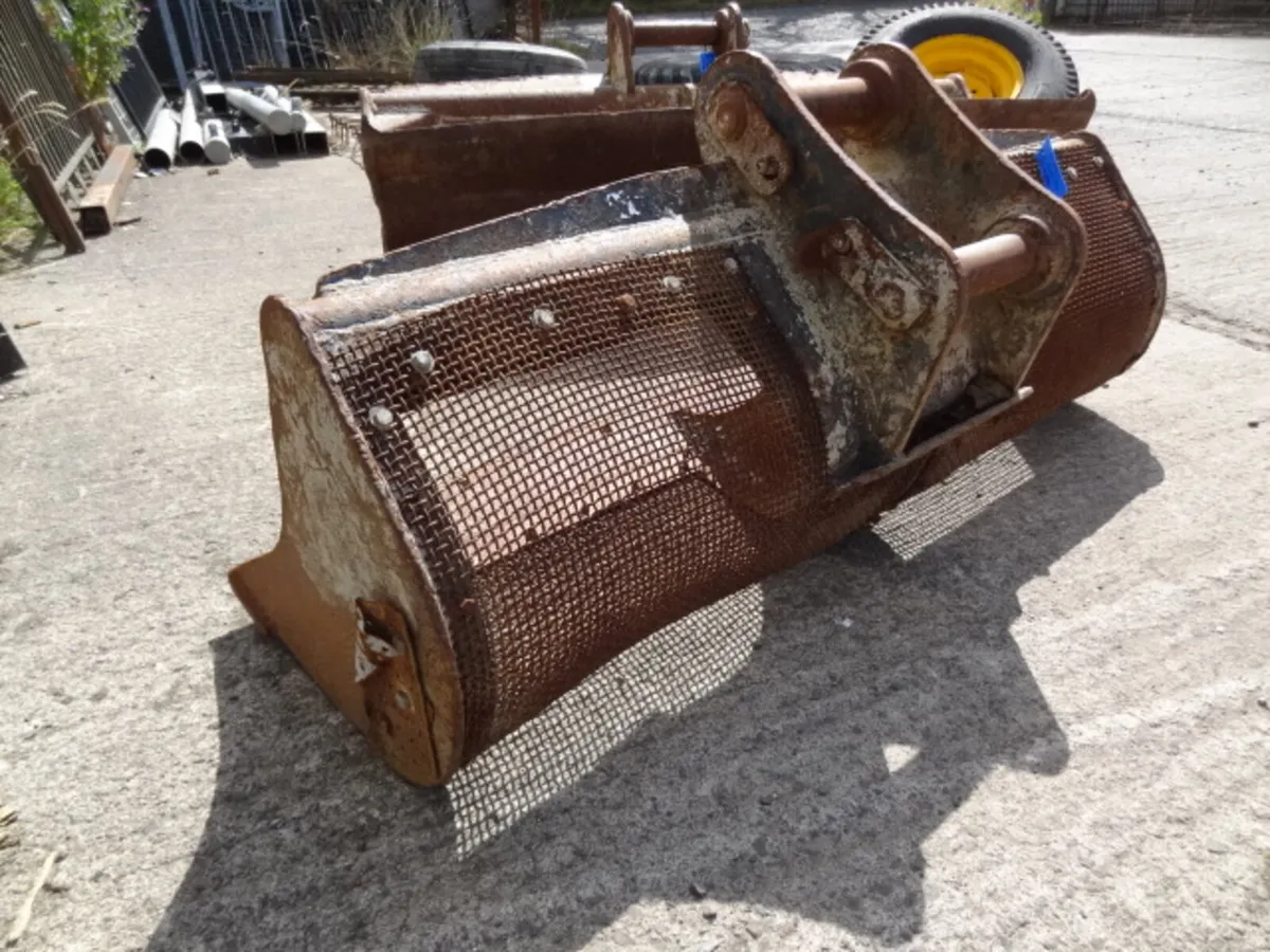 Selection of Digger Buckets Riddle and shuck - Image 3