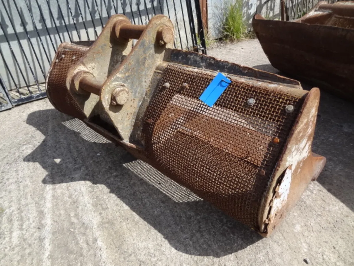 Selection of Digger Buckets Riddle and shuck - Image 4