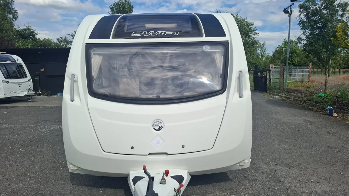 Swift Lifestyle Island Bed Caravan - Image 1