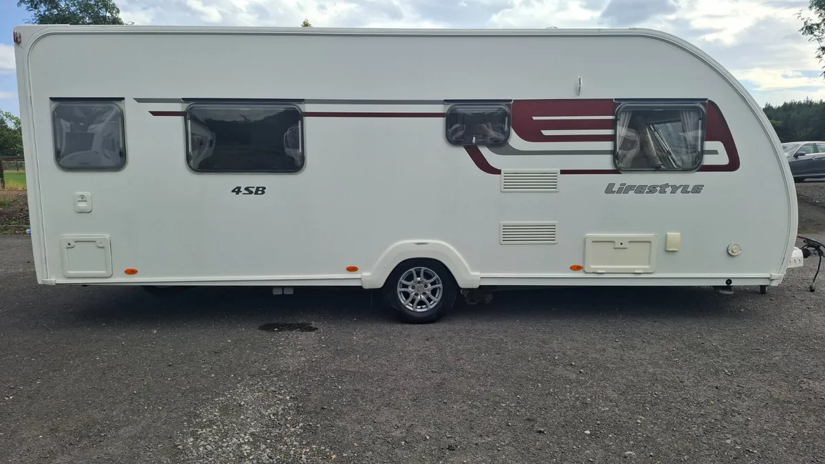 Swift Lifestyle Island Bed Caravan - Image 2