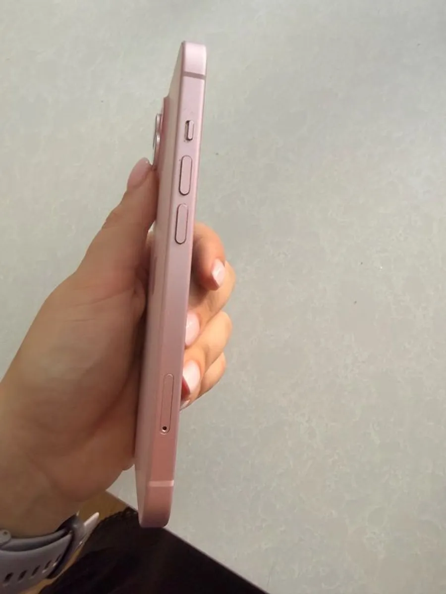 iPhone 15 - Image 4