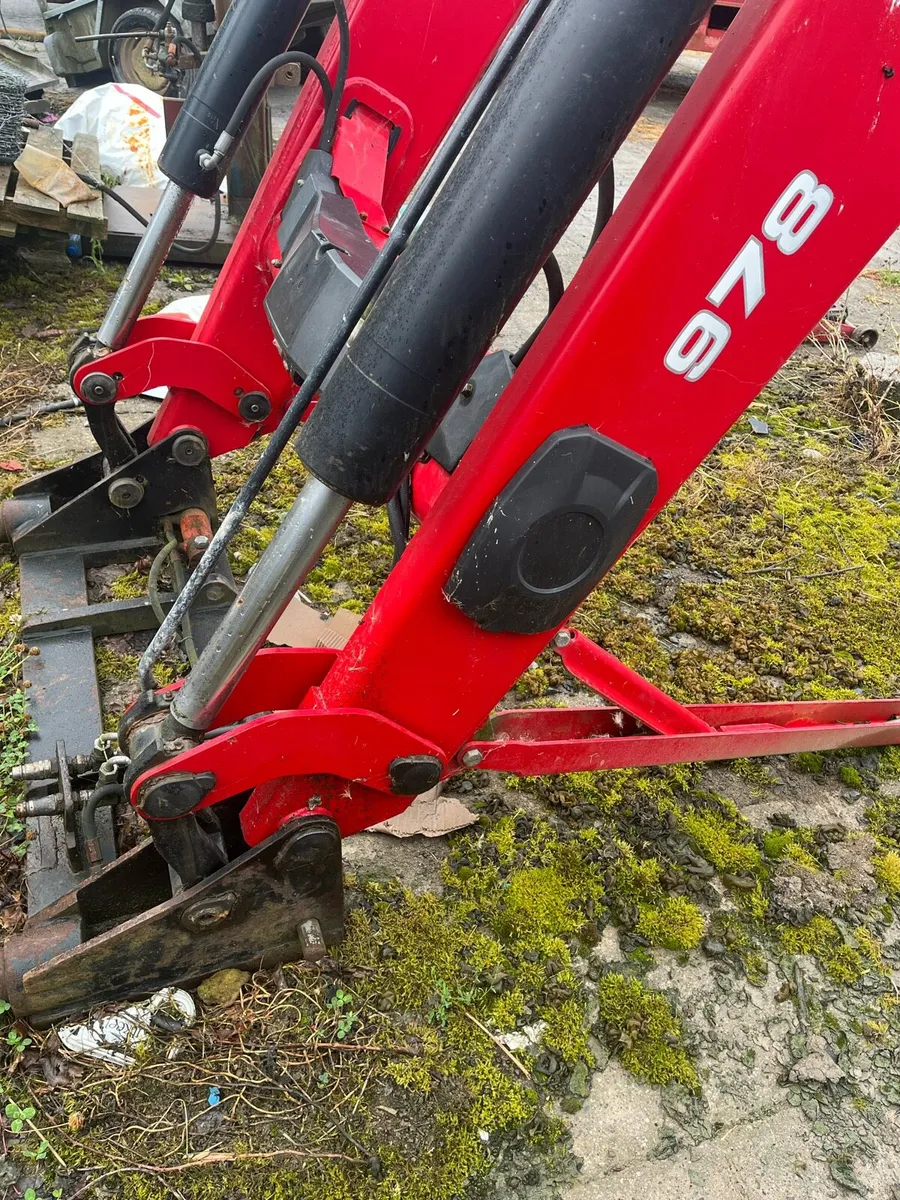 Massey Ferguson loader - Image 2