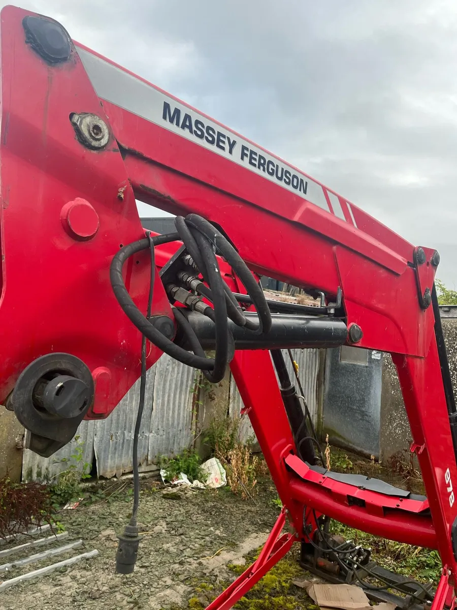 Massey Ferguson loader - Image 4