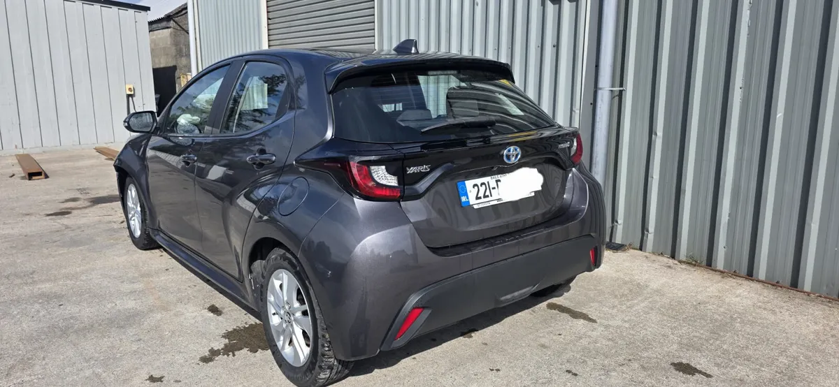 221 TOYOTA YARIS HYBRID - Image 3