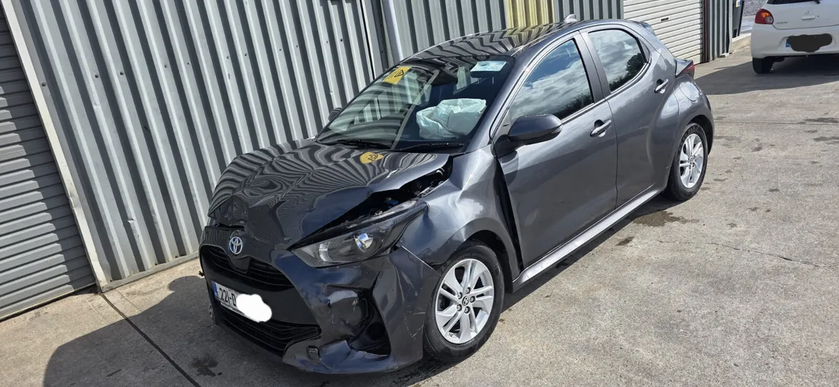 221 TOYOTA YARIS HYBRID - Image 2