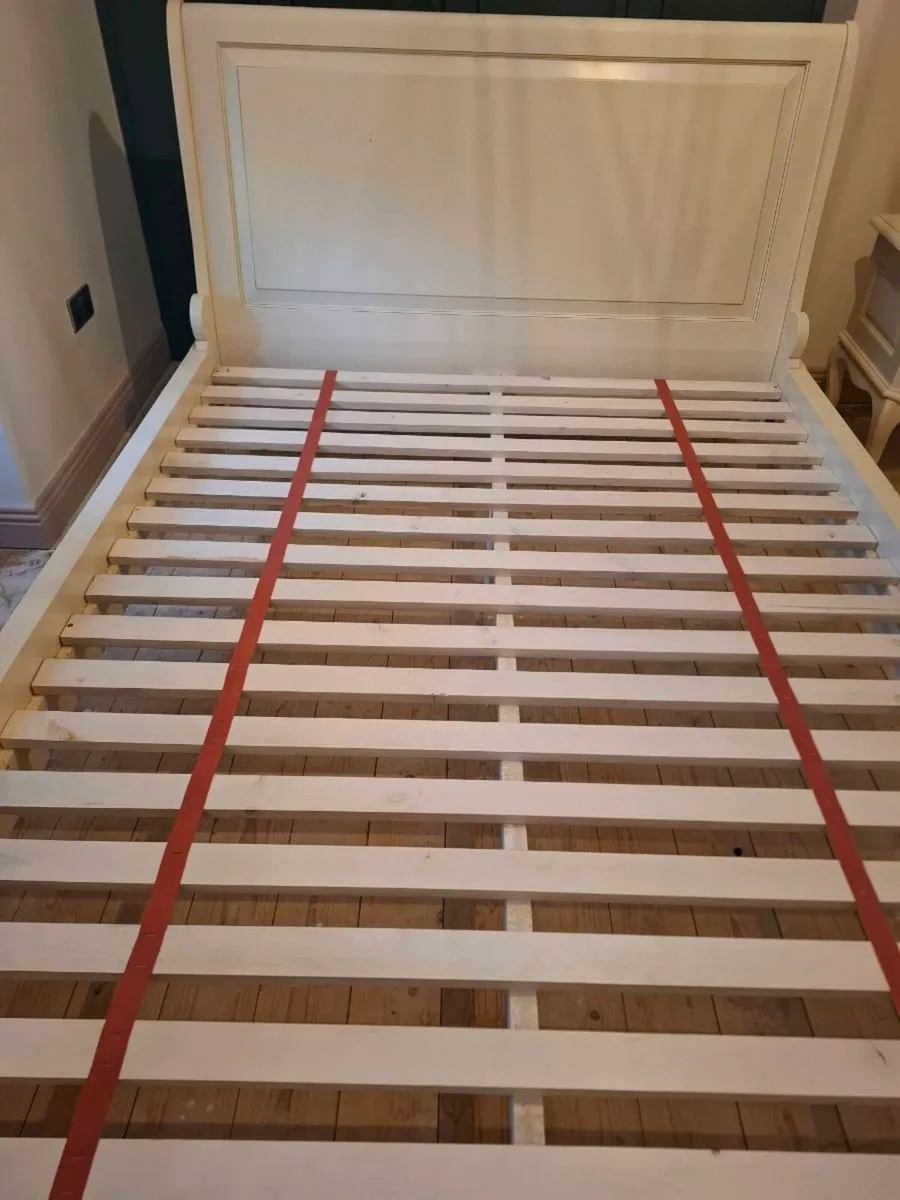 King size bed - Image 1