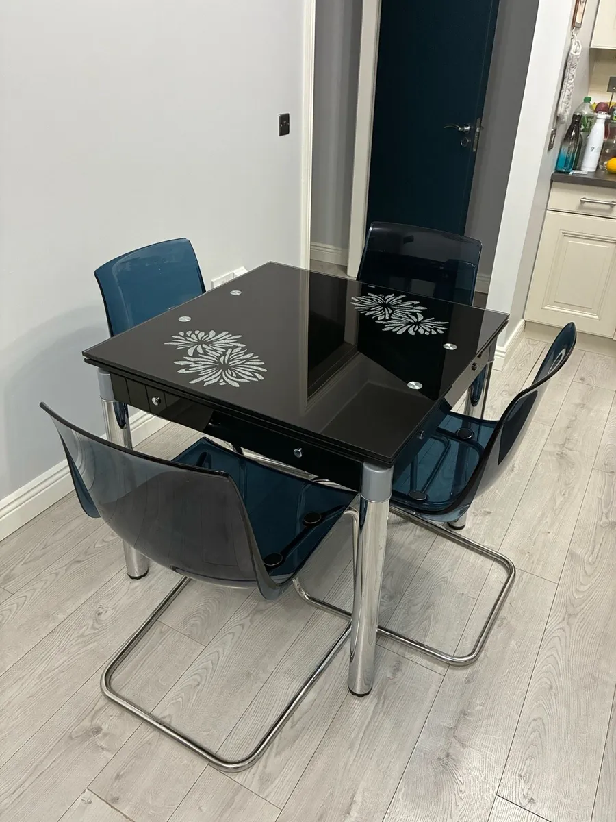 Dining table a chairs - Image 1