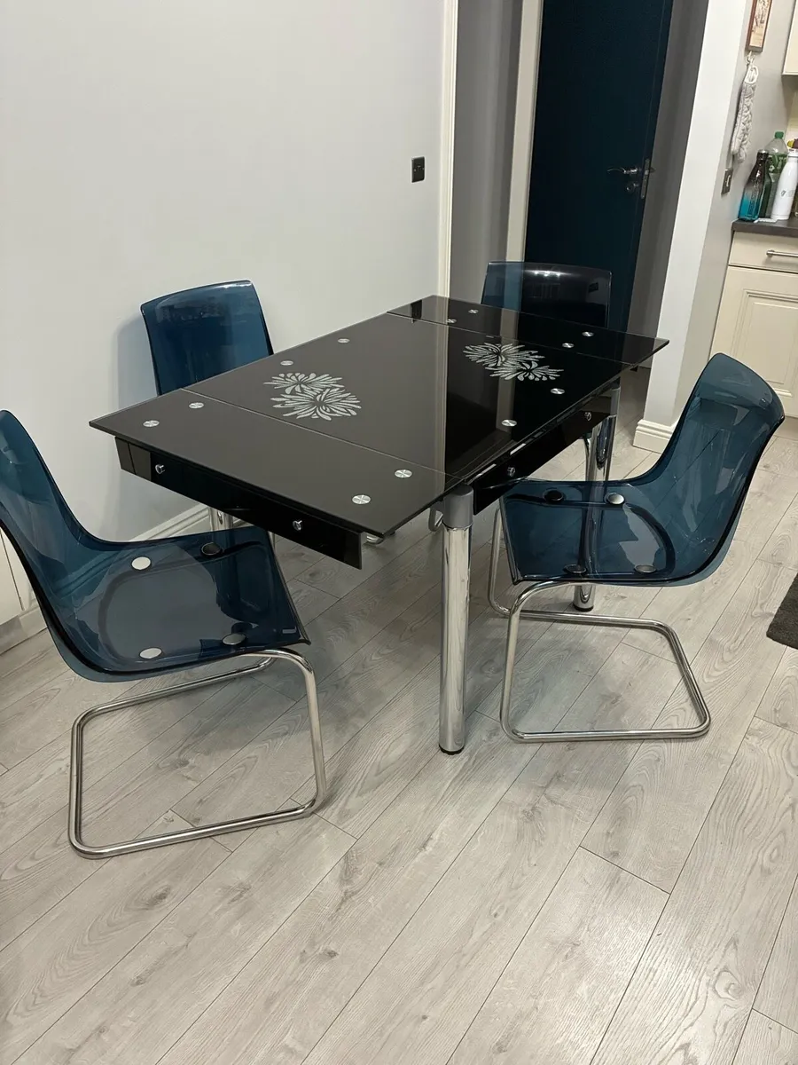 Dining table a chairs - Image 3