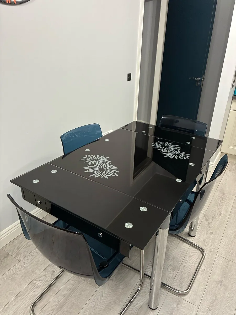 Dining table a chairs - Image 4