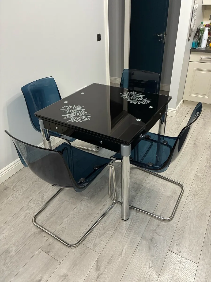 Dining table a chairs - Image 2