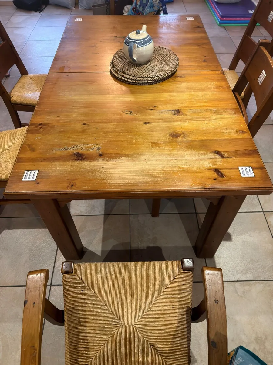 Table and chairs - Image 1