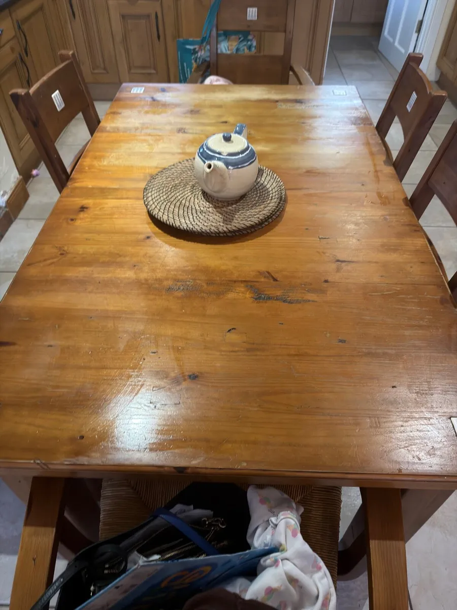 Table and chairs - Image 2