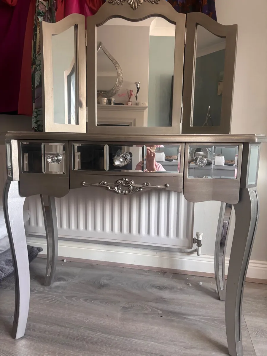Vintage style dressing table and mirror - Image 1