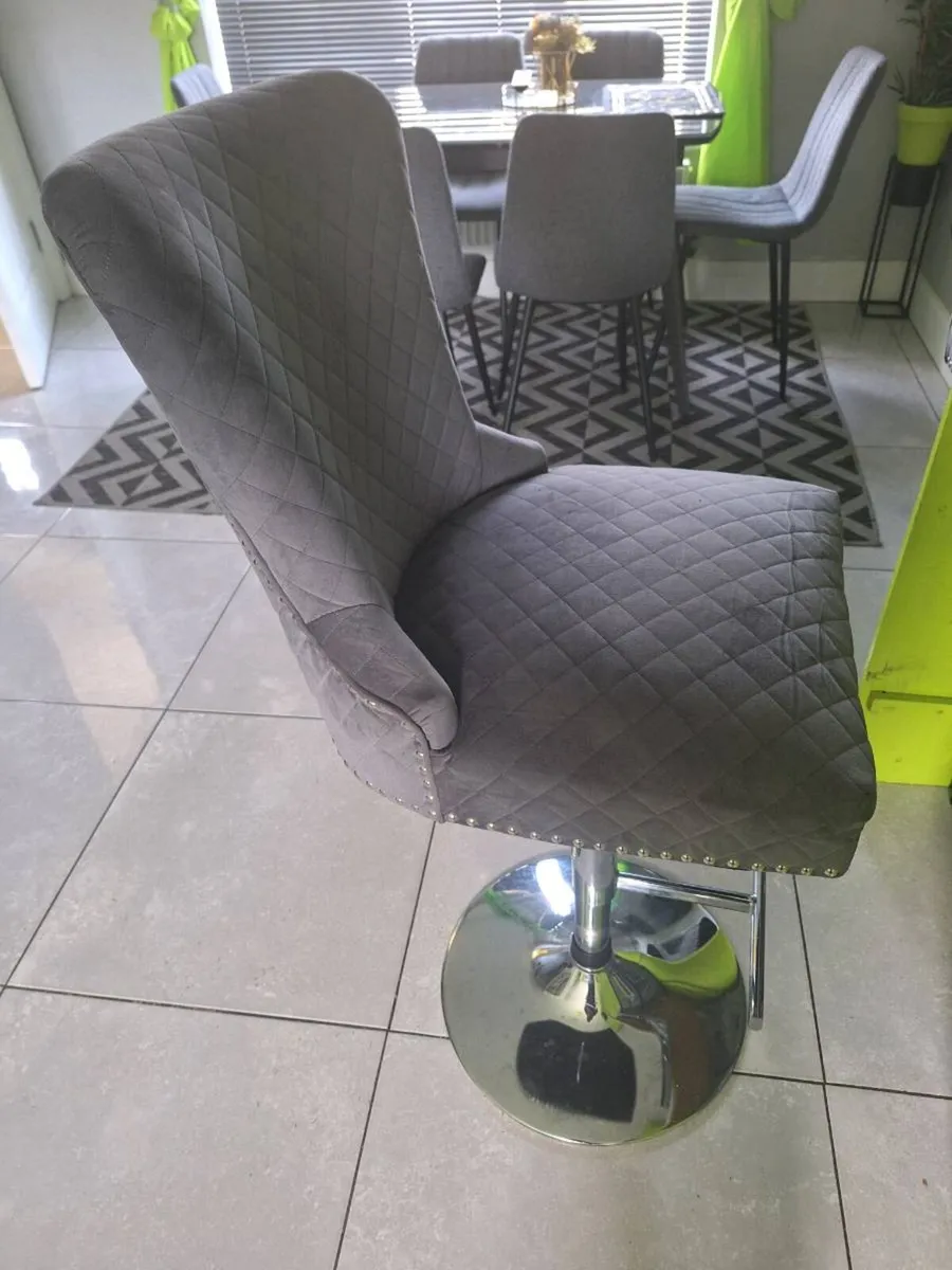 Set of 6 dining chairs & A set of 3 bar stools - Image 4