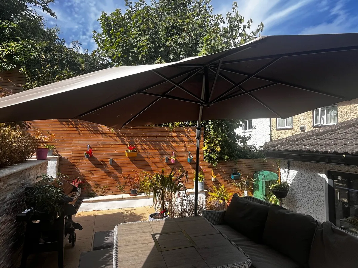 Large cantilever parasol - Image 2