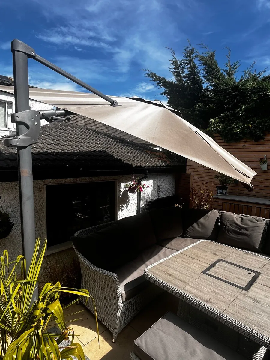 Large cantilever parasol - Image 4