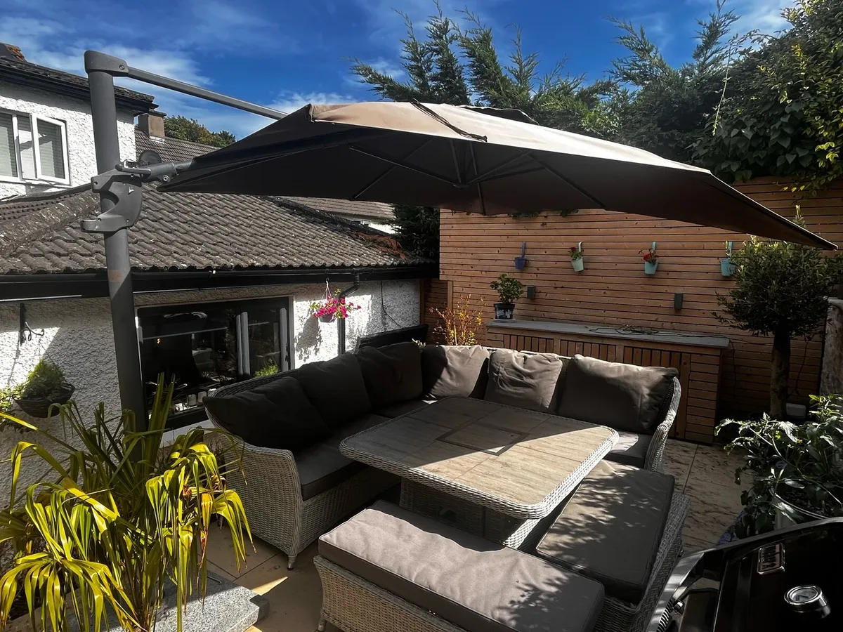 Large cantilever parasol - Image 1