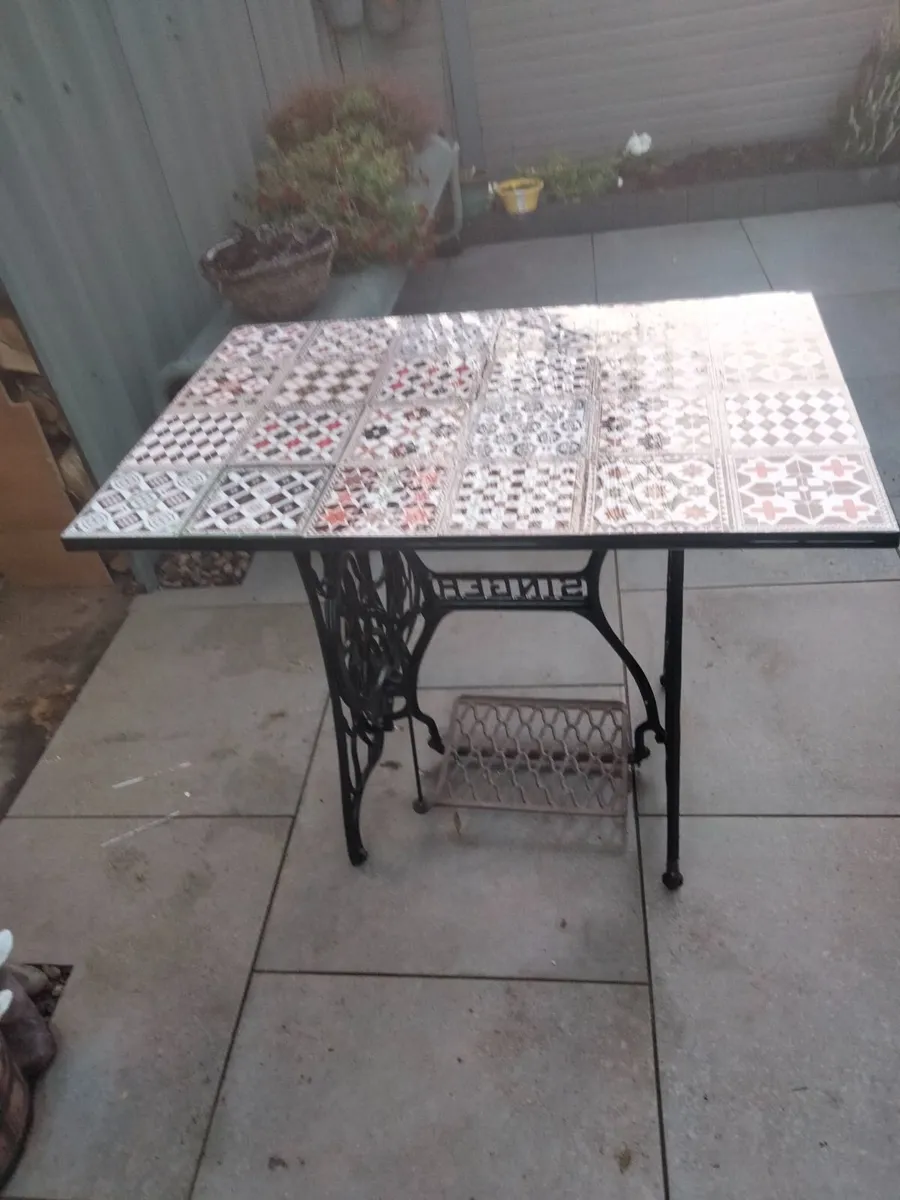 Garden Singer Table - Image 1