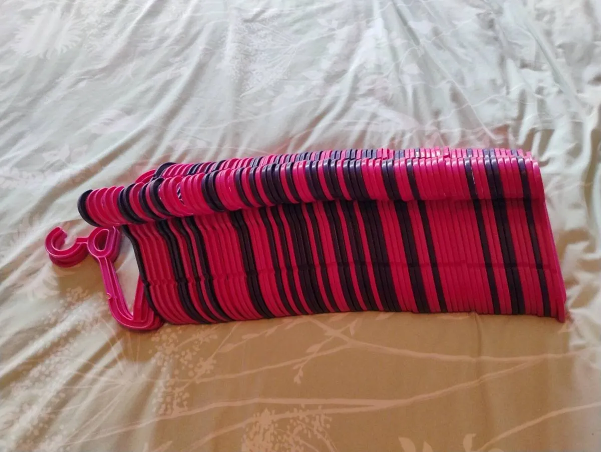 Clothes hangers for girls - Image 1