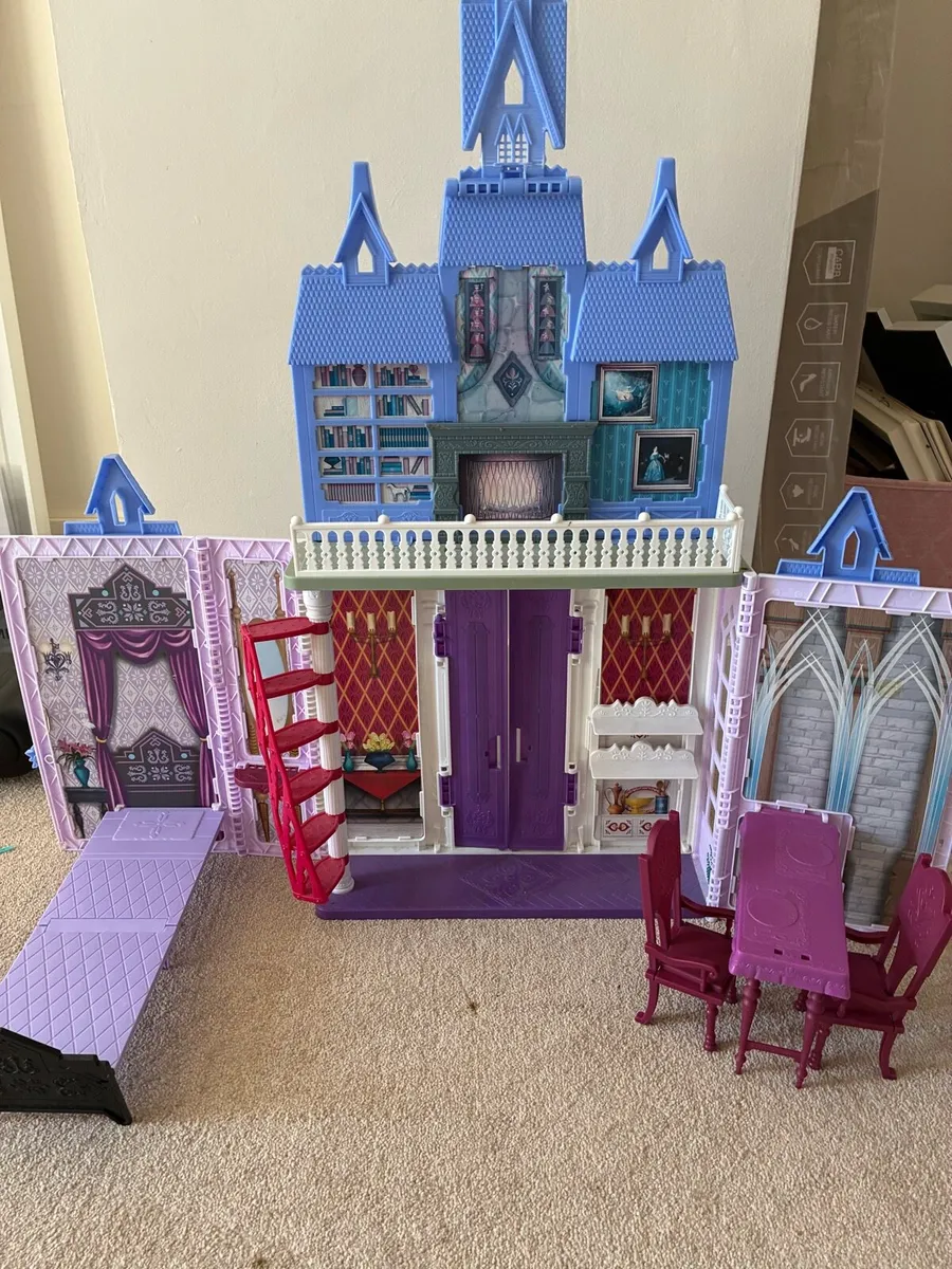 Disney Frozen 2 Carry n Go castle - Image 1