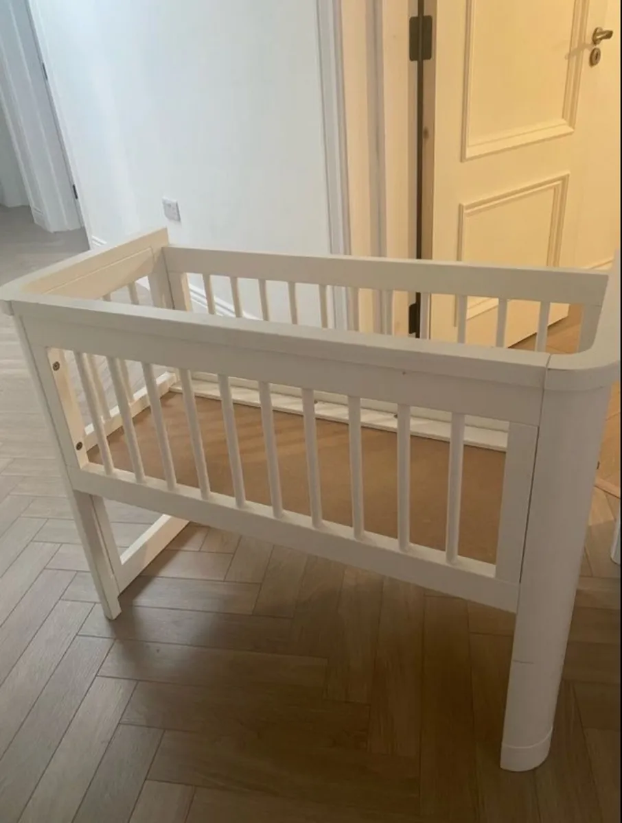 Troll Bedside Crib - Image 1