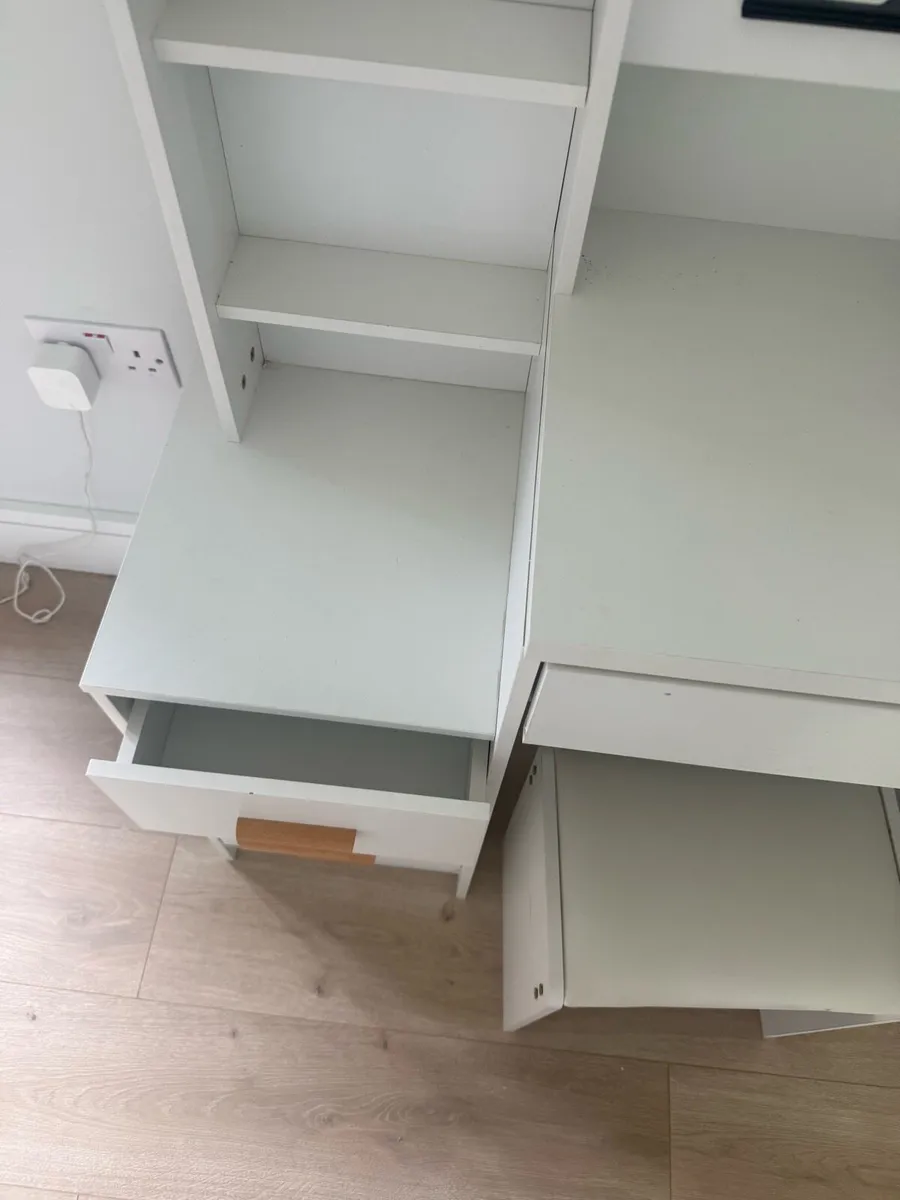 Girls make up vanity table - Image 1