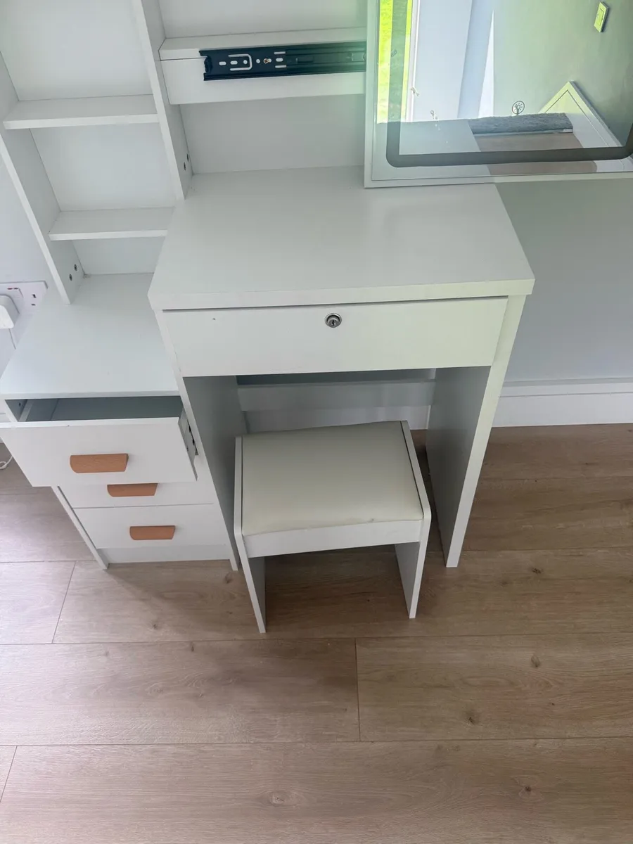 Girls make up vanity table - Image 2