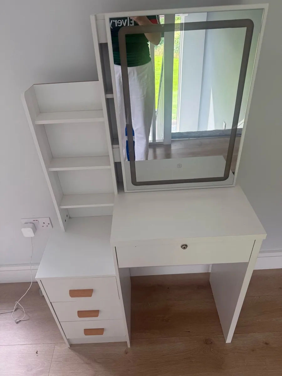 Girls make up vanity table - Image 4