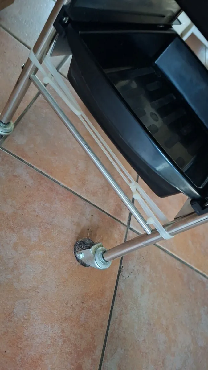 Hairdressing trolley - Image 3