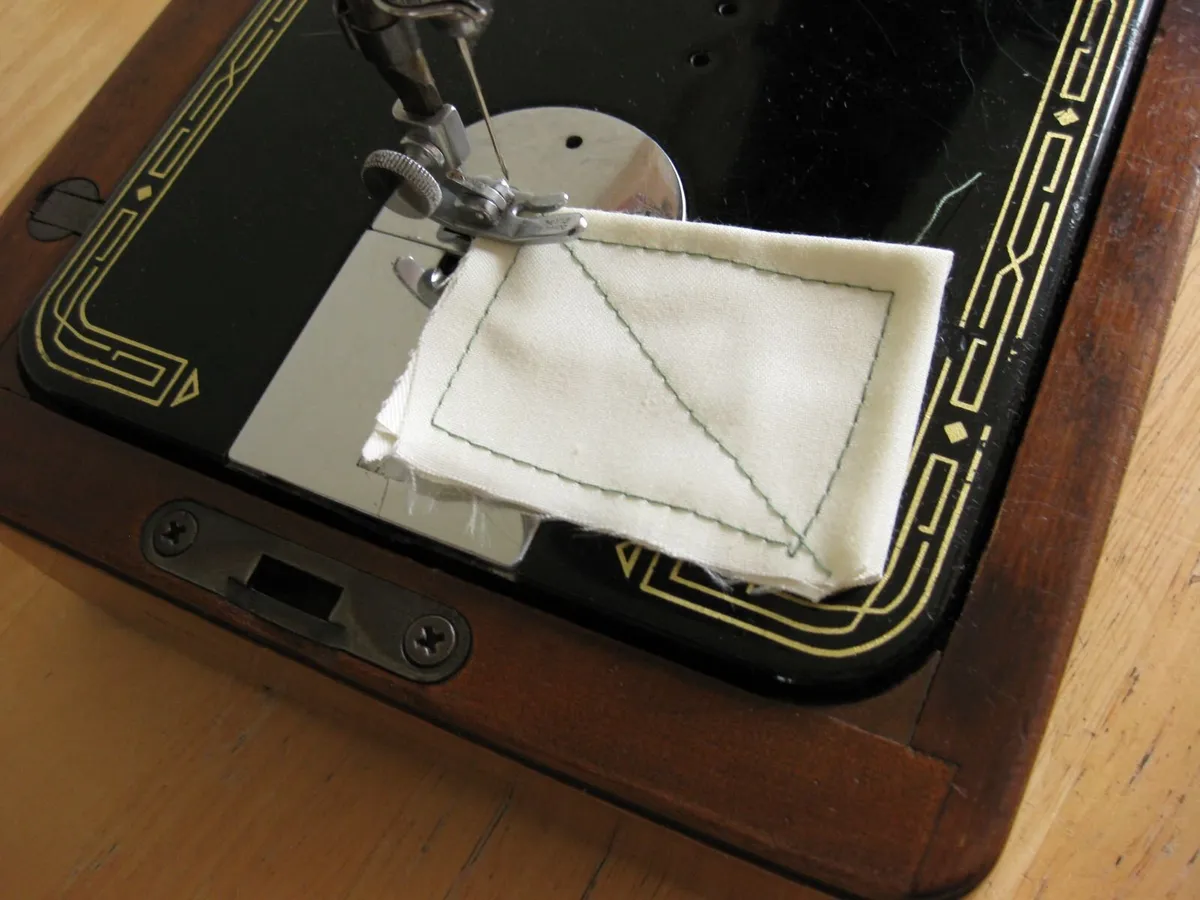 Spotless Singer 99K Sewing Machine & Case. - Image 4
