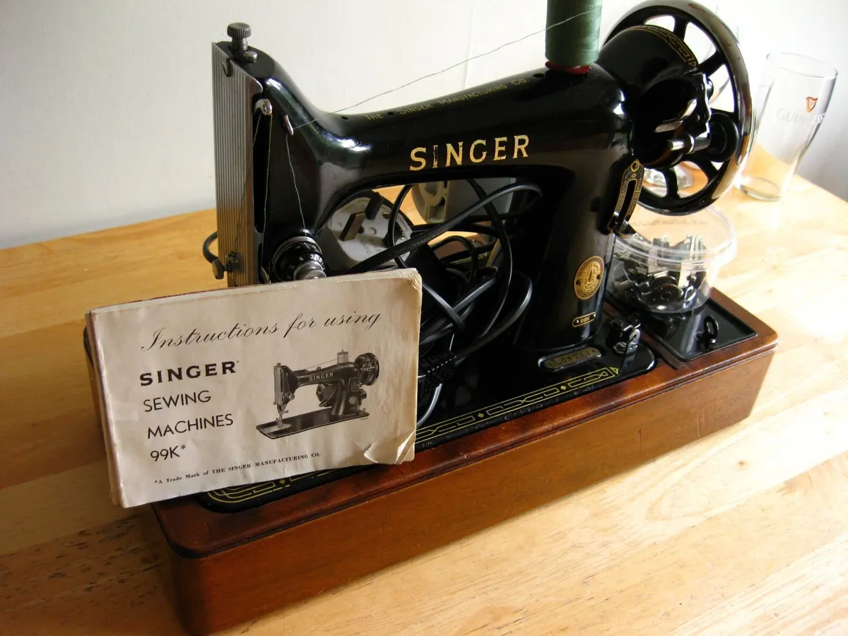 Spotless Singer 99K Sewing Machine & Case. - Image 3