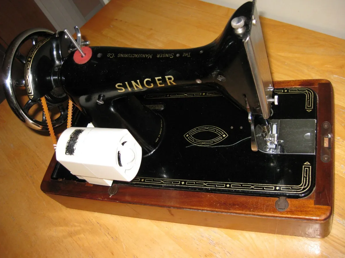 Spotless Singer 99K Sewing Machine & Case. - Image 2