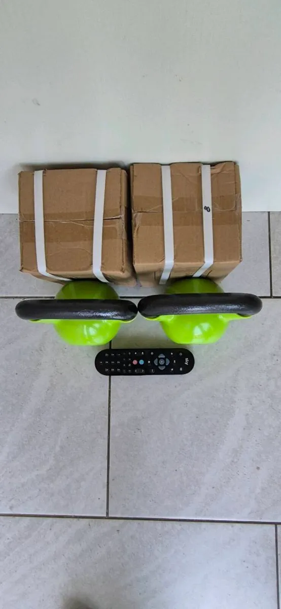Brand new 2x8kilo cast iron kettlebells - Image 4