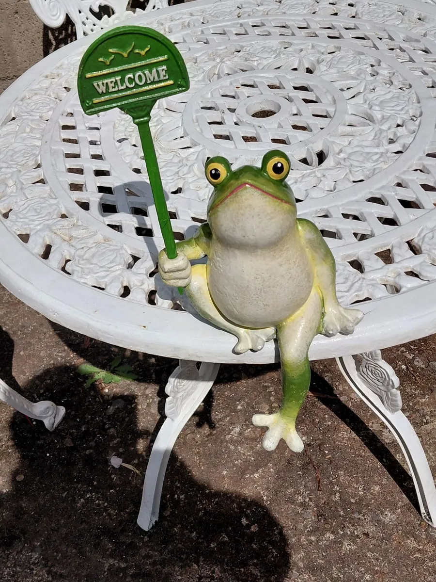 Cast Iron Hand‑Painted Frog – Welcome Sign – Garde - Image 1
