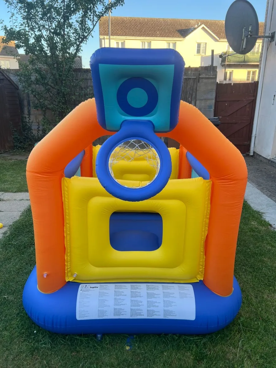 bouncing castle - Image 1