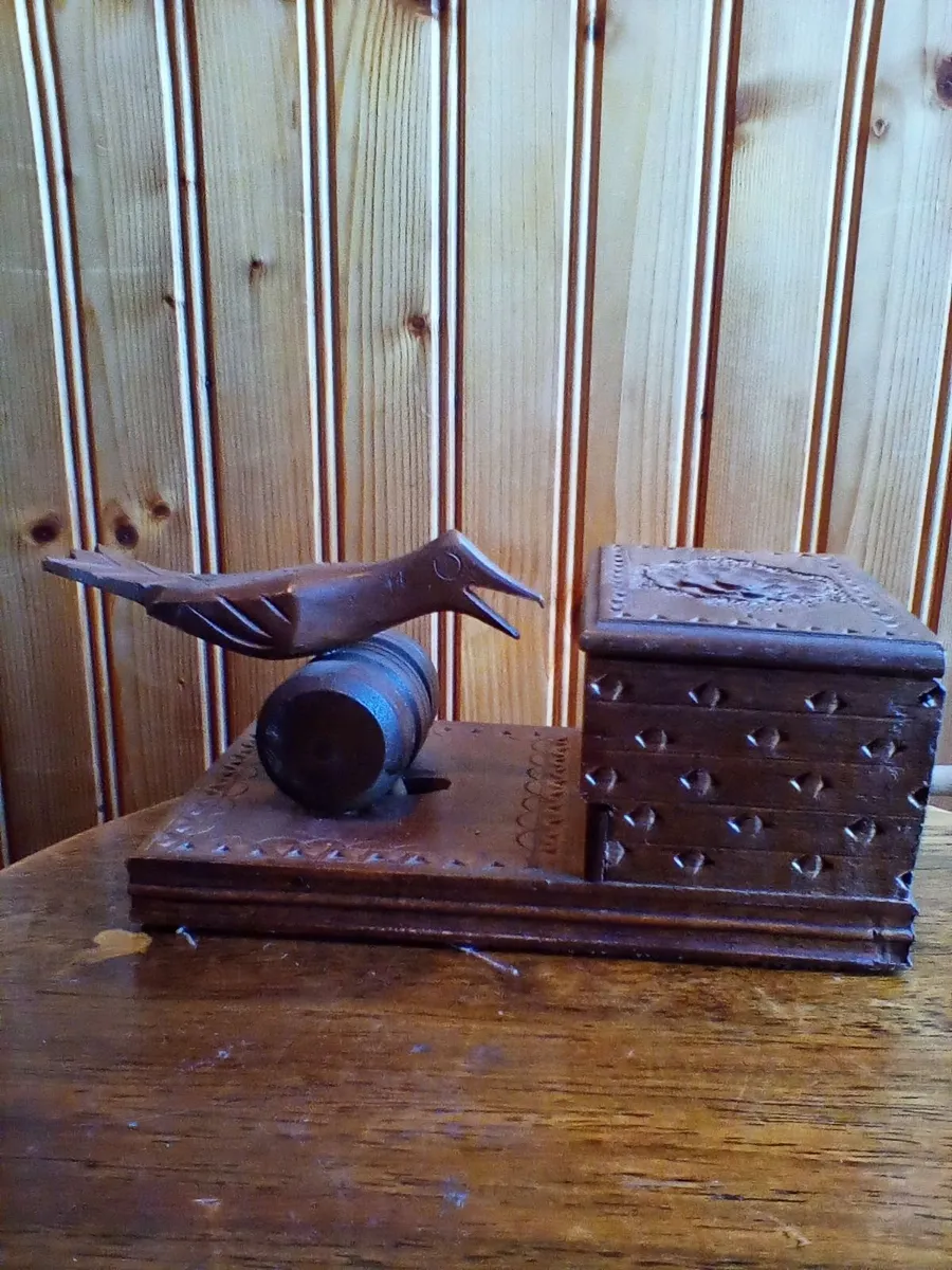 Old bird dispenser - Image 1